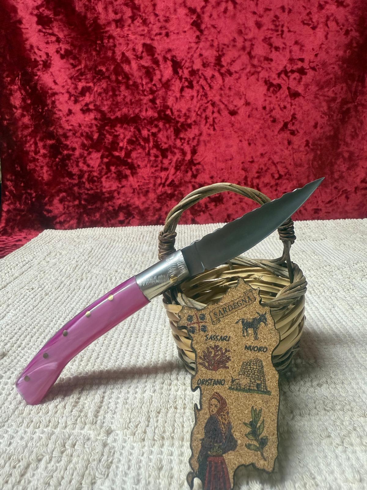 Coltello  pattadese con anima decorata lama 9,3 CM  impugnatura in kirinite rosa.