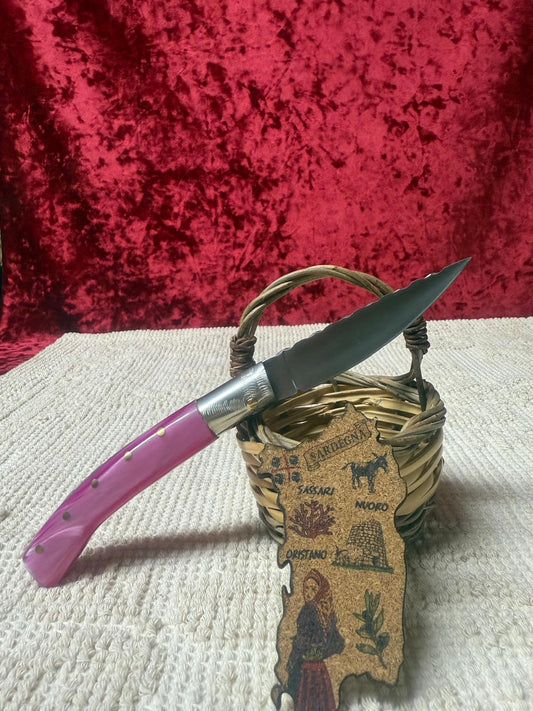 Coltello  pattadese con anima decorata lama 9,3 CM  impugnatura in kirinite rosa.