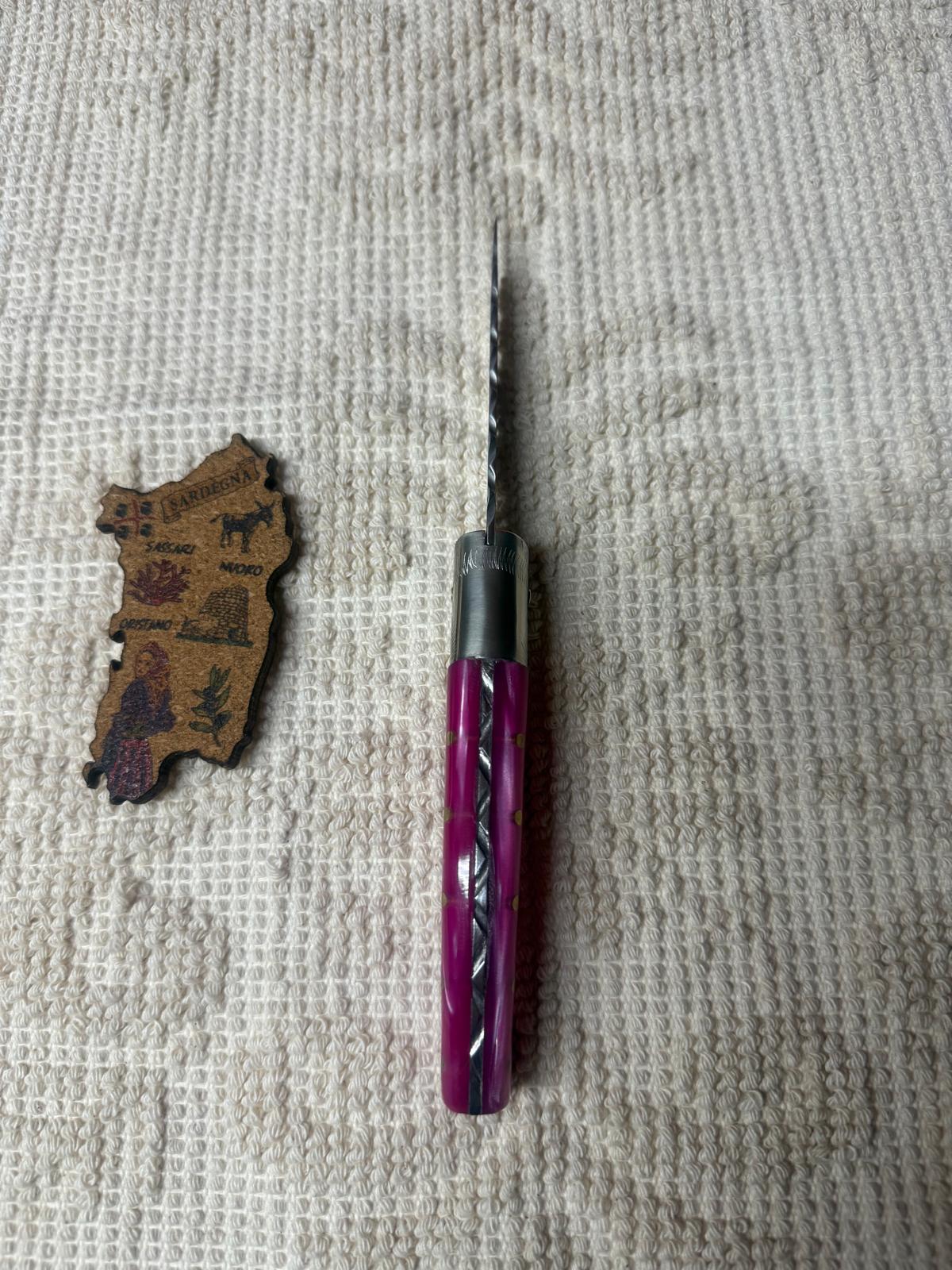 Coltello  pattadese con anima decorata lama 9,3 CM  impugnatura in kirinite rosa.
