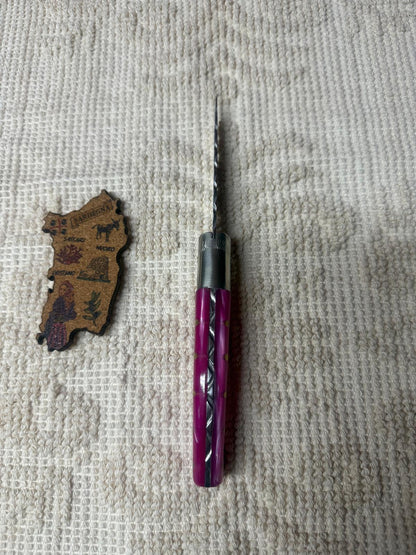Coltello  pattadese con anima decorata lama 9,3 CM  impugnatura in kirinite rosa.