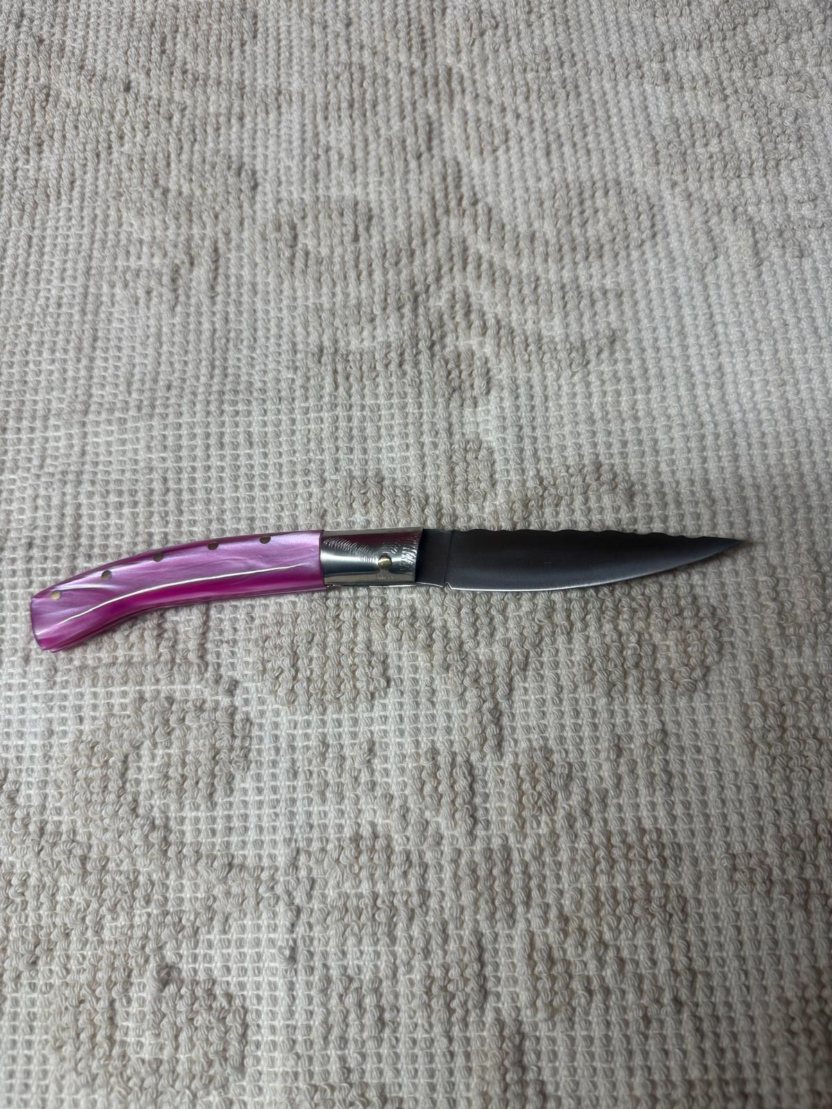 Coltello  pattadese con anima decorata lama 9,3 CM  impugnatura in kirinite rosa.