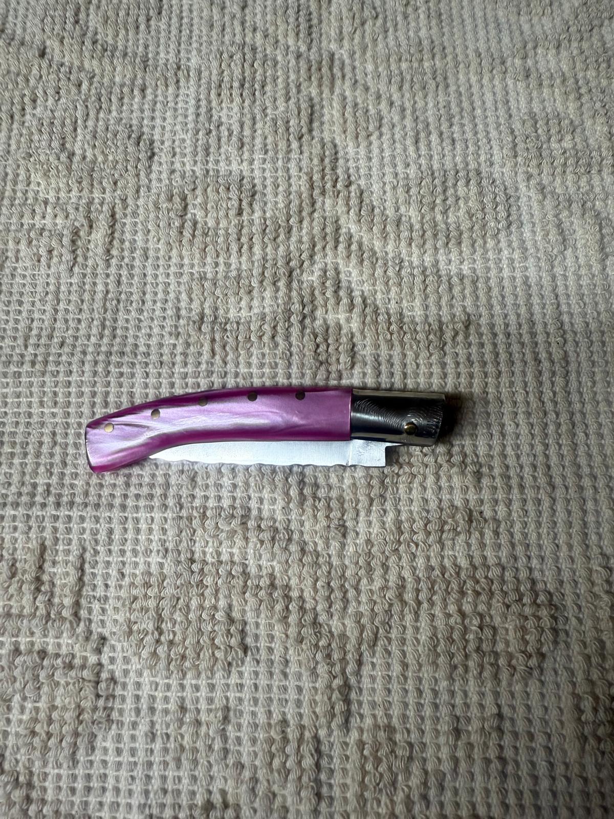 Coltello  pattadese con anima decorata lama 9,3 CM  impugnatura in kirinite rosa.