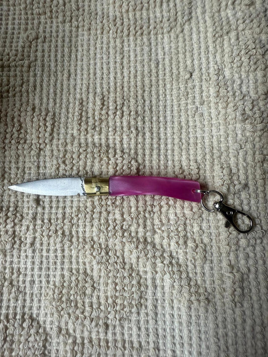 Coltellino pattadese sardo,( portachiavi) artigianale , realizzato a mano, lama 5 CM in resina rosa.