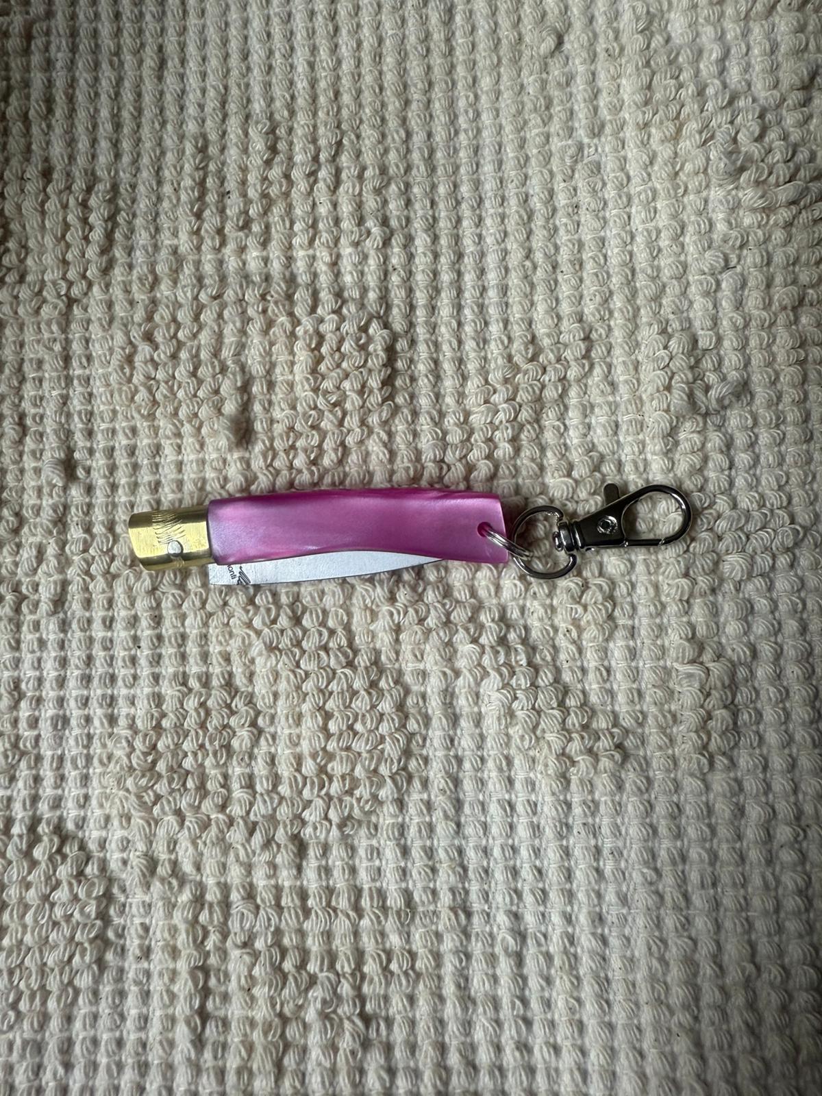 Coltellino pattadese sardo,( portachiavi) artigianale , realizzato a mano, lama 5 CM in resina rosa.