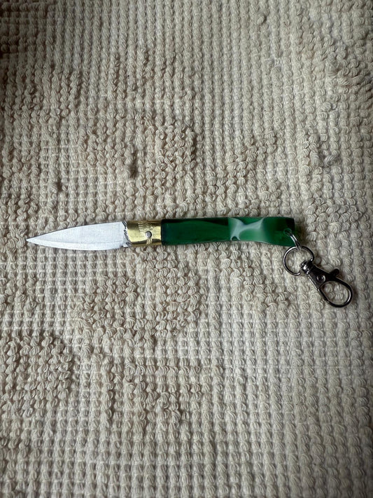 Coltellino pattadese sardo,( portachiavi) artigianale , realizzato a mano, lama 5 CM in resina verde.