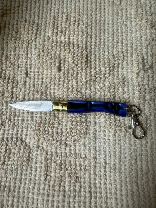 Coltellino pattadese sardo,( portachiavi) artigianale , realizzato a mano, lama 5 CM in resina blu.