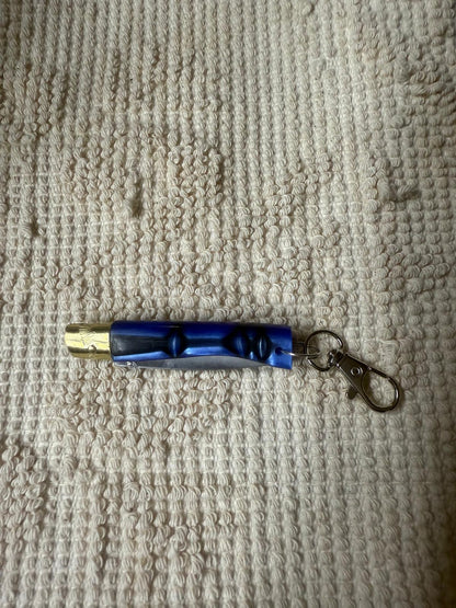 Coltellino pattadese sardo,( portachiavi) artigianale , realizzato a mano, lama 5 CM in resina blu.