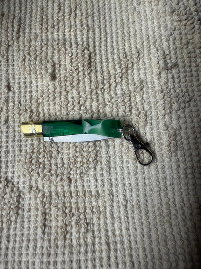 Coltellino pattadese sardo,( portachiavi) artigianale , realizzato a mano, lama 5 CM in resina verde.