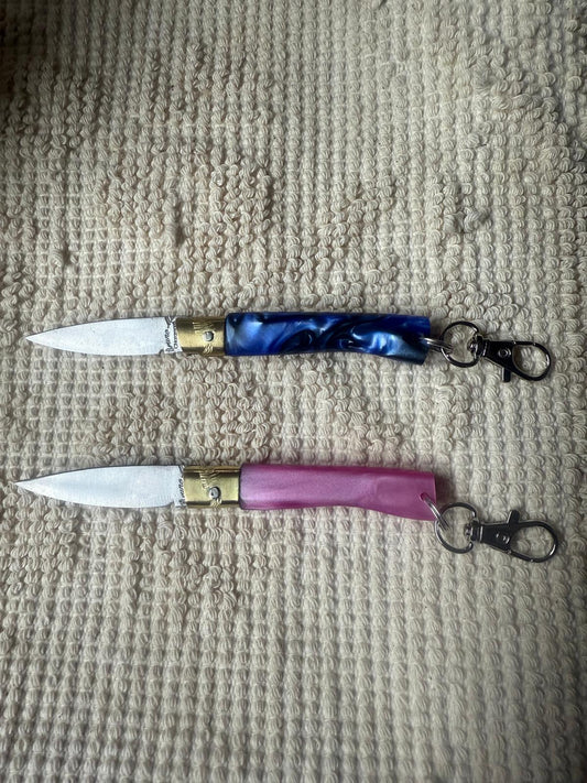 Due coltellini pattadese sardo,( portachiavi) artigianale , realizzato a mano, lama 5 CM in resina rosa e blu.