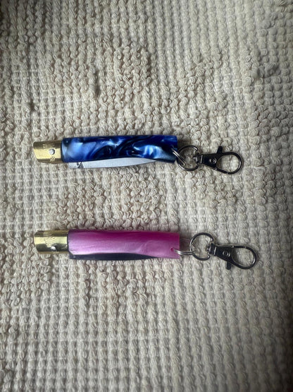 Due coltellini pattadese sardo,( portachiavi) artigianale , realizzato a mano, lama 5 CM in resina rosa e blu.