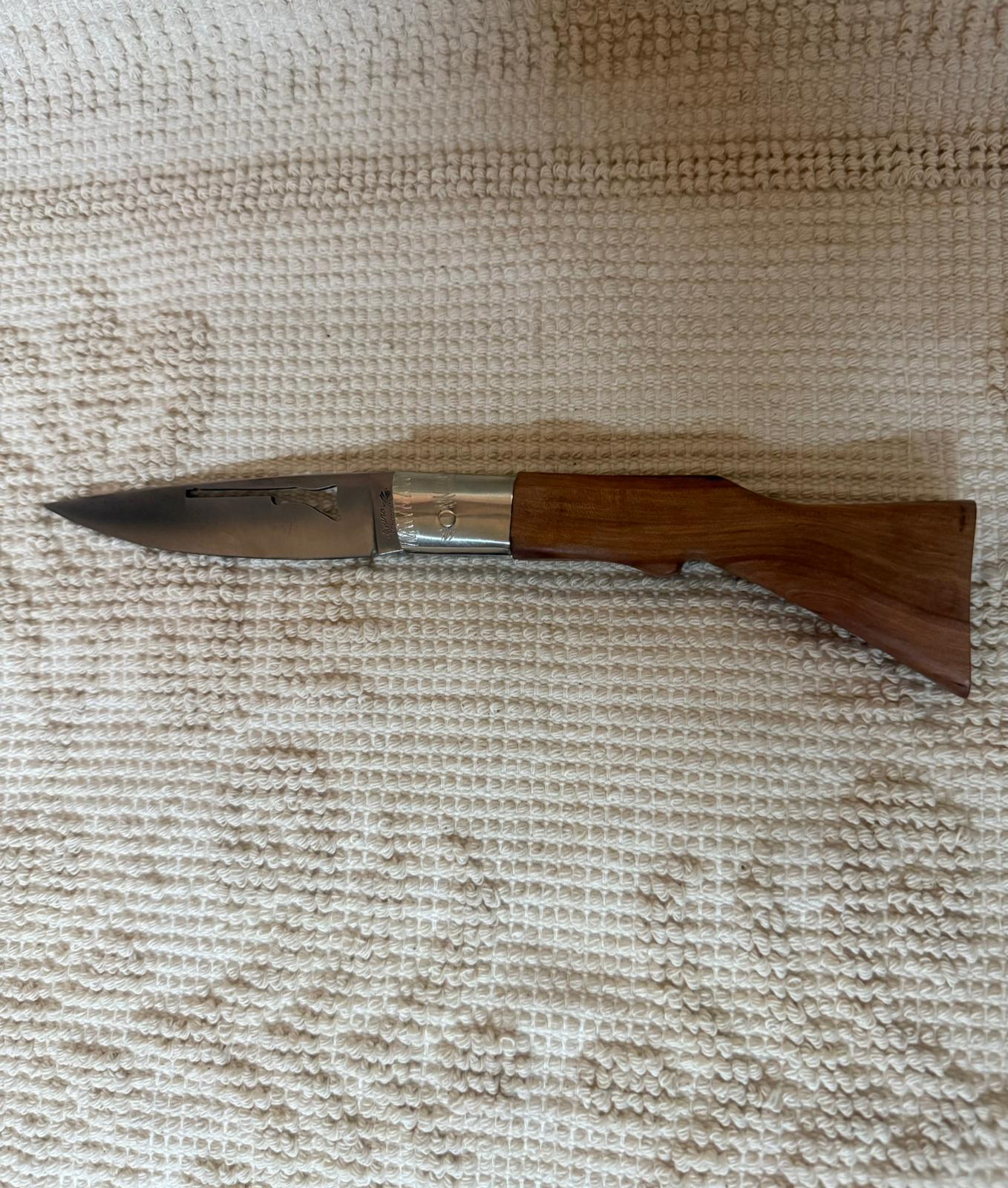 Coltello pattadese lama 10 CM , incisa con forma di fucile, impugnatura con  forma di fucile in legno di pero selvatico.