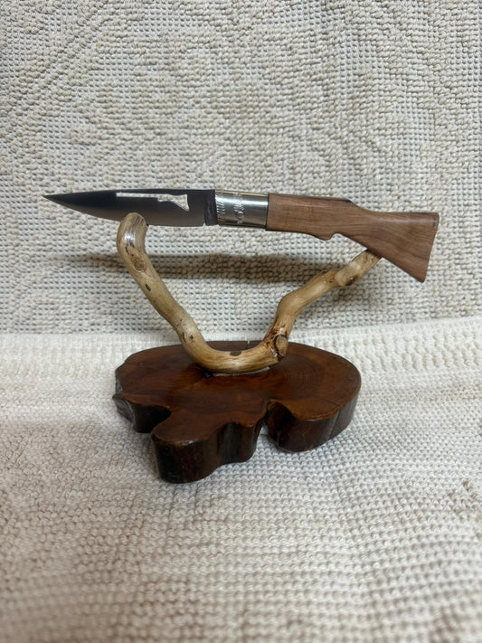 Coltello pattadese lama 10 CM , incisa con forma di fucile, impugnatura con  forma di fucile in legno di pero selvatico.