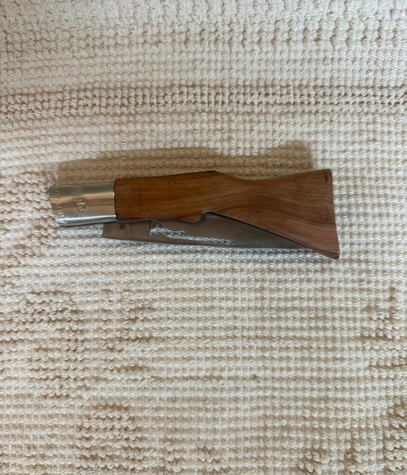 Coltello pattadese lama 10 CM , incisa con forma di fucile, impugnatura con  forma di fucile in legno di pero selvatico.