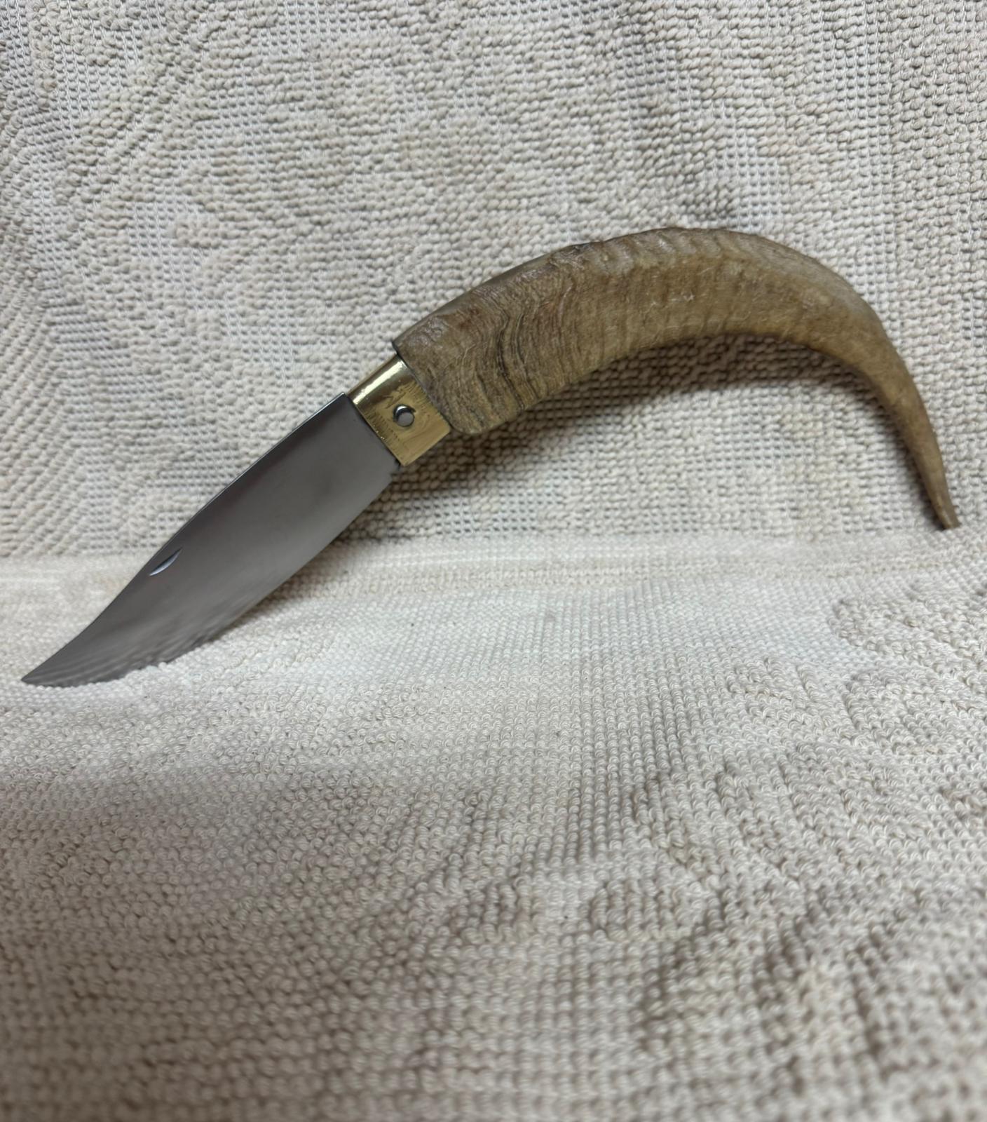 Coltello da collezione arburesa,  lama 16,5 CM impugnatura in corno di capra.