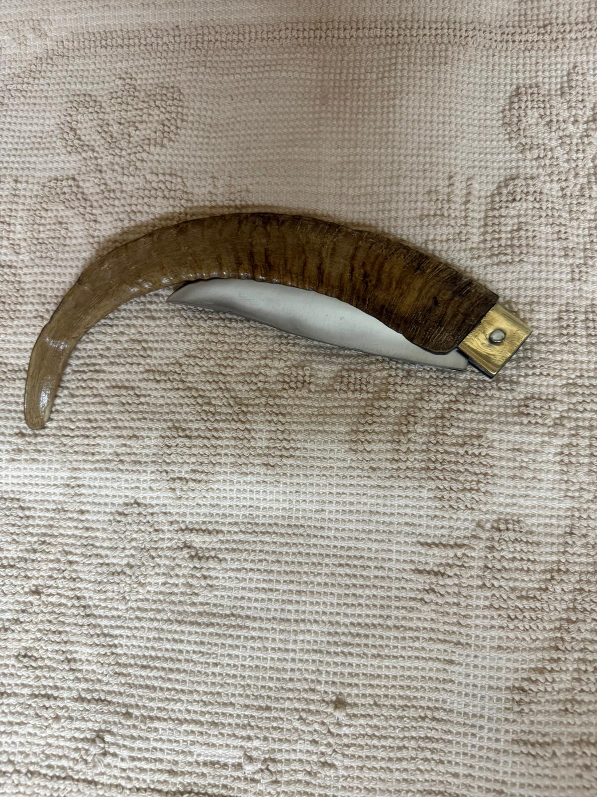 Coltello da collezione arburesa,  lama 16,5 CM impugnatura in corno di capra.