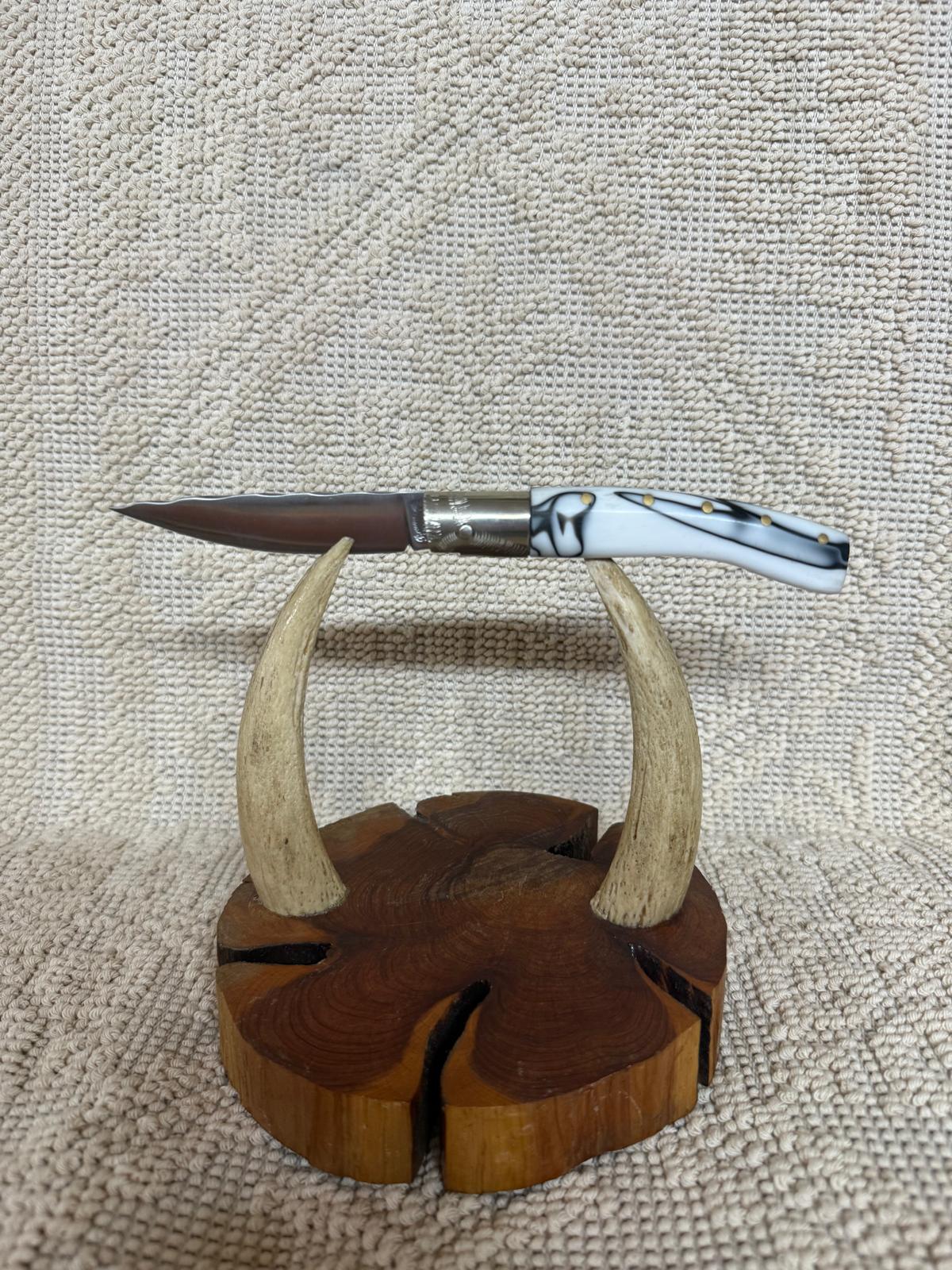 Coltello pattadese con anima ,lama 9,5 CM ,impugnatura  in kirinite bianca e nera .