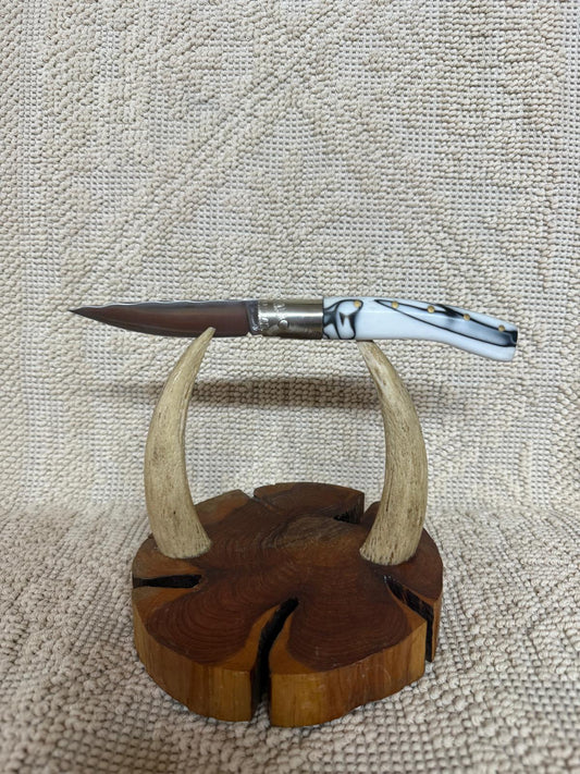 Coltello pattadese con anima ,lama 9,5 CM ,impugnatura  in kirinite bianca e nera .