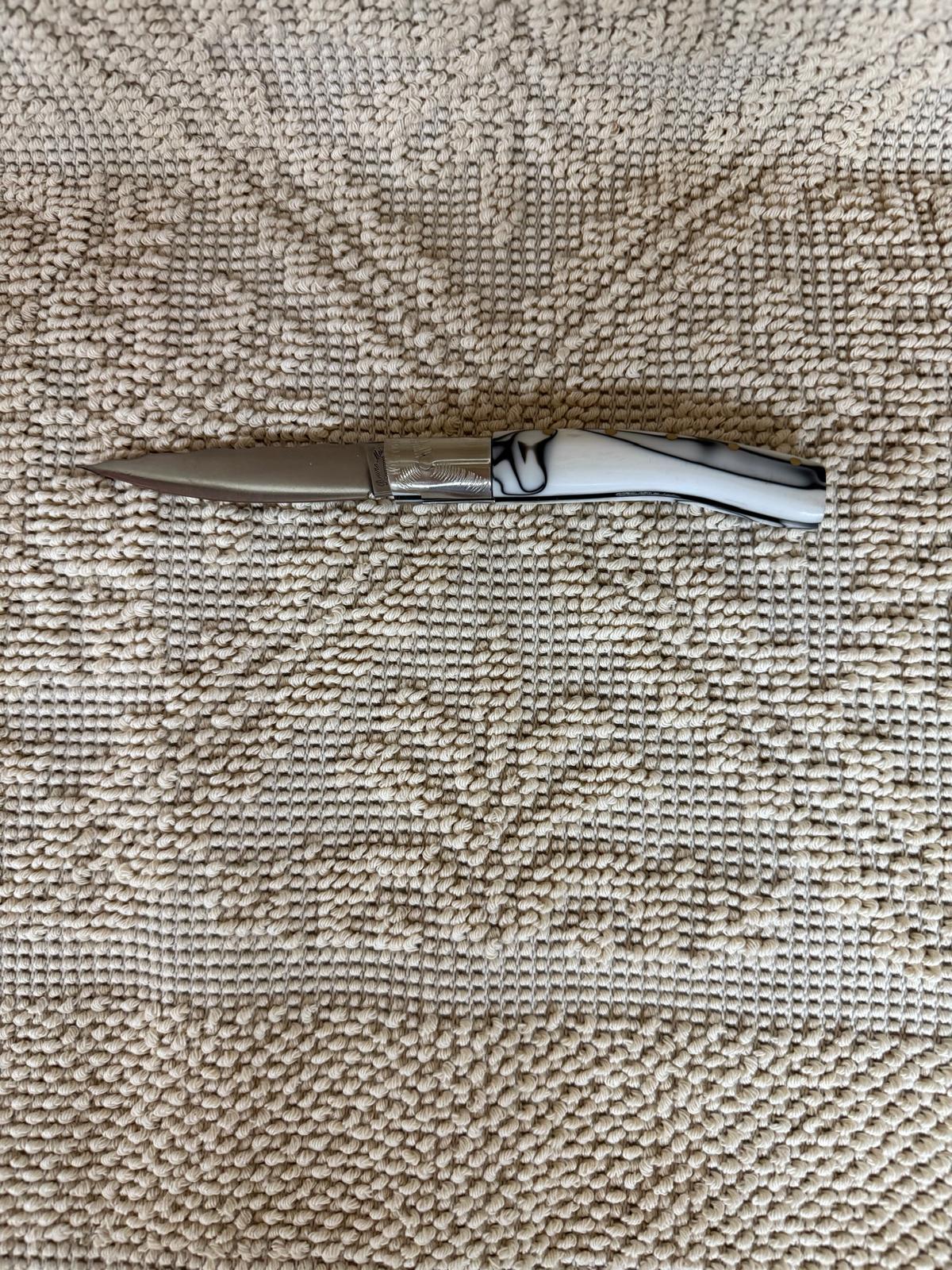Coltello pattadese con anima ,lama 9,5 CM ,impugnatura  in kirinite bianca e nera .
