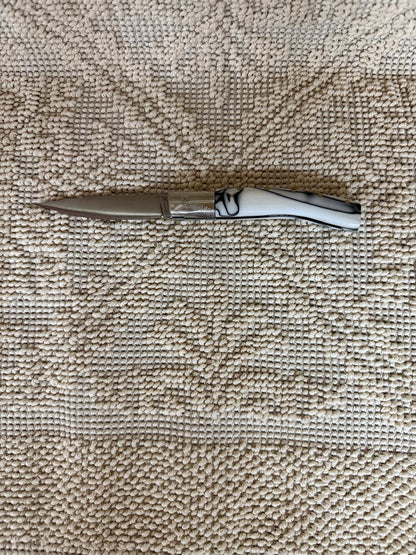 Coltello pattadese con anima ,lama 9,5 CM ,impugnatura  in kirinite bianca e nera .