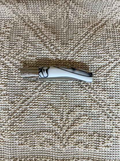 Coltello pattadese con anima ,lama 9,5 CM ,impugnatura  in kirinite bianca e nera .