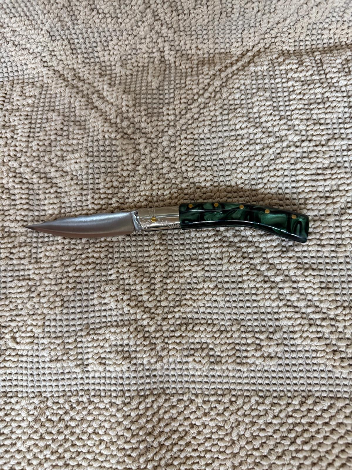 Coltello pattadese con anima ,lama 9 CM ,impugnatura  in kirinite verde e nera.