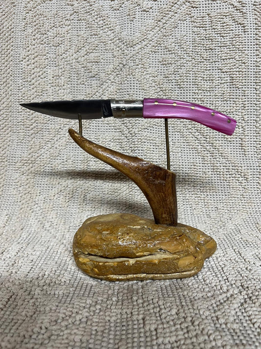 Coltello  pattadese con anima decorata lama 9,5 CM  impugnatura in kirinite rosa.