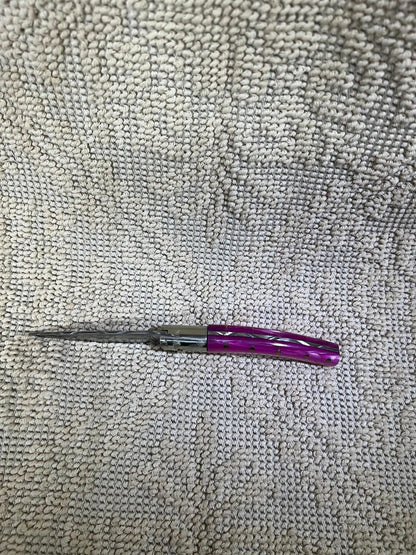 Coltello  pattadese con anima decorata lama 9,5 CM  impugnatura in kirinite rosa.