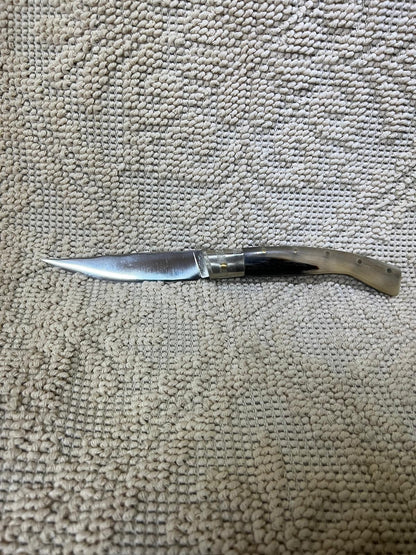 Coltello pattadese con anima, lama decorata 11 CM ,impugnatura in corno di montone striato.