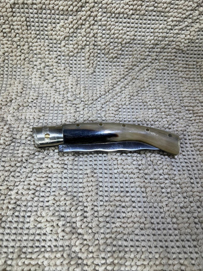 Coltello pattadese con anima, lama decorata 11 CM ,impugnatura in corno di montone striato.