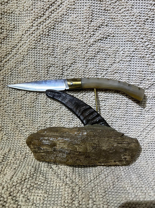 Coltello pattadese con anima, lama  11,5 CM ,impugnatura in corno di montone chiaro.