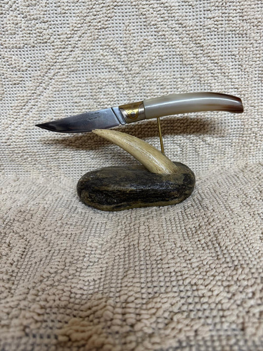 Coltello pattadese, lama  10,5 CM ,impugnatura in corno africano chiaro striato.