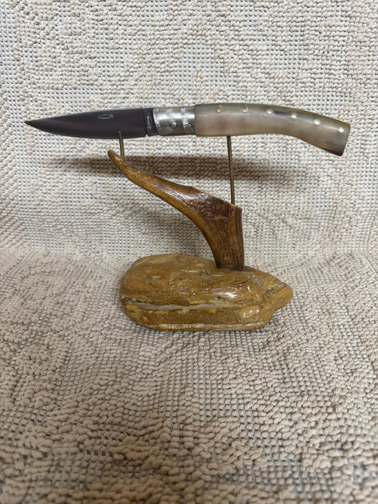 Coltello pattadese con anima, lama  11 CM ,impugnatura in corno  di muflone chiaro.