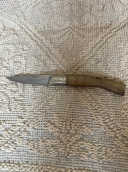Coltello pattadese con anima, lama  11 CM ,impugnatura in corno  di muflone chiaro.