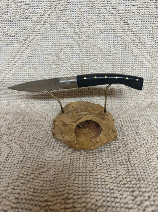 Coltello pattadese con anima, lama elaborata 10,5 CM ,impugnatura in corno di muflone nero.