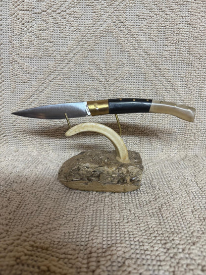 Coltello pattadese con anima, lama  12 CM ,impugnatura in corno di montone chiaro e nero.