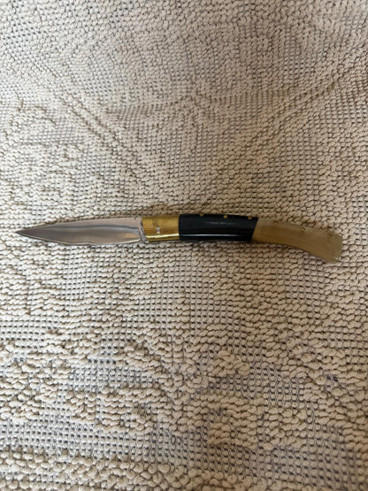 Coltello pattadese con anima, lama  12 CM ,impugnatura in corno di montone chiaro e nero.