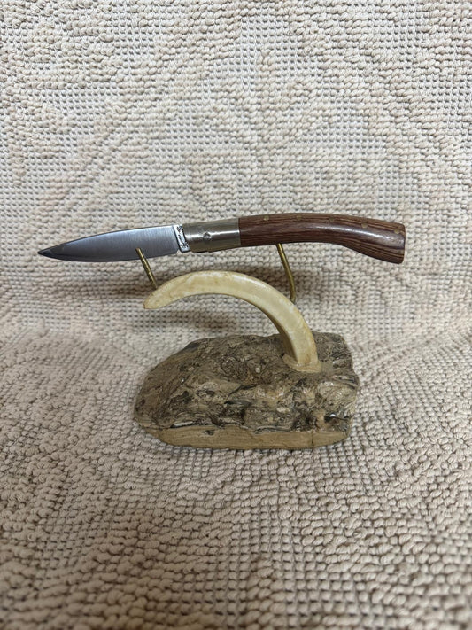 Coltello pattadese con anima , lama 8 CM ,impugnatura in legno di ebano rosso.