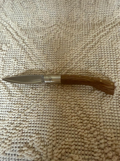 Coltello pattadese con anima , lama 8 CM ,impugnatura in legno di ebano rosso.