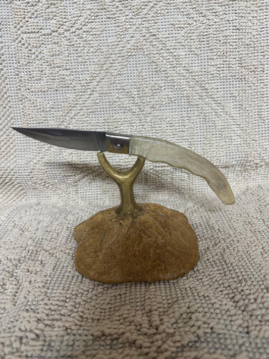 Coltello da collezione  pattadese  lama 10,5 impugnatura in corno di montone chiaro.
