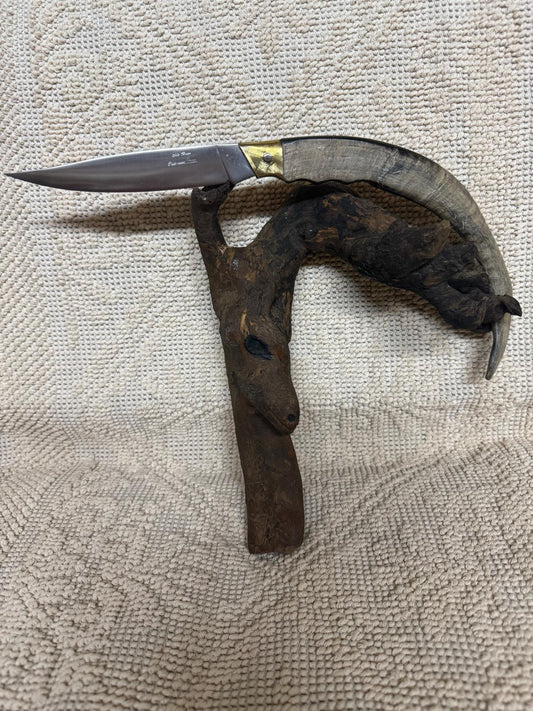 Coltello da collezione  pattadese  lama 16 CM impugnatura in corno di capra striato.