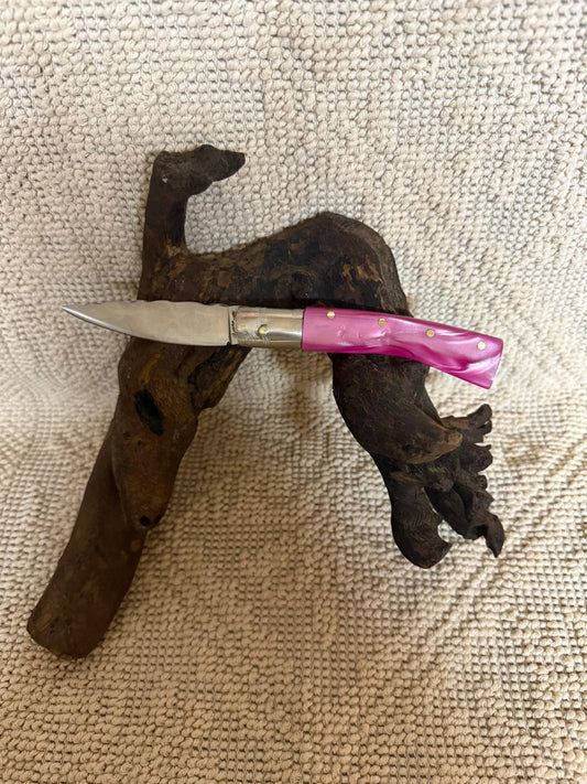 Coltello pattadese con anima decorata lama decorata 8,5 CM  impugnatura in kirinite rosa.