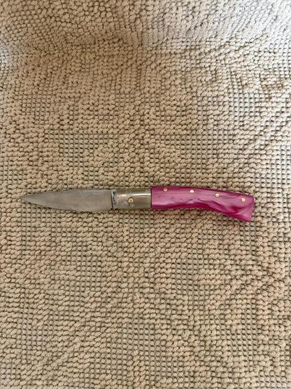 Coltello pattadese con anima decorata lama decorata 8,5 CM  impugnatura in kirinite rosa.
