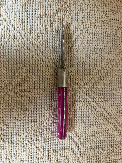 Coltello pattadese con anima decorata lama decorata 8,5 CM  impugnatura in kirinite rosa.