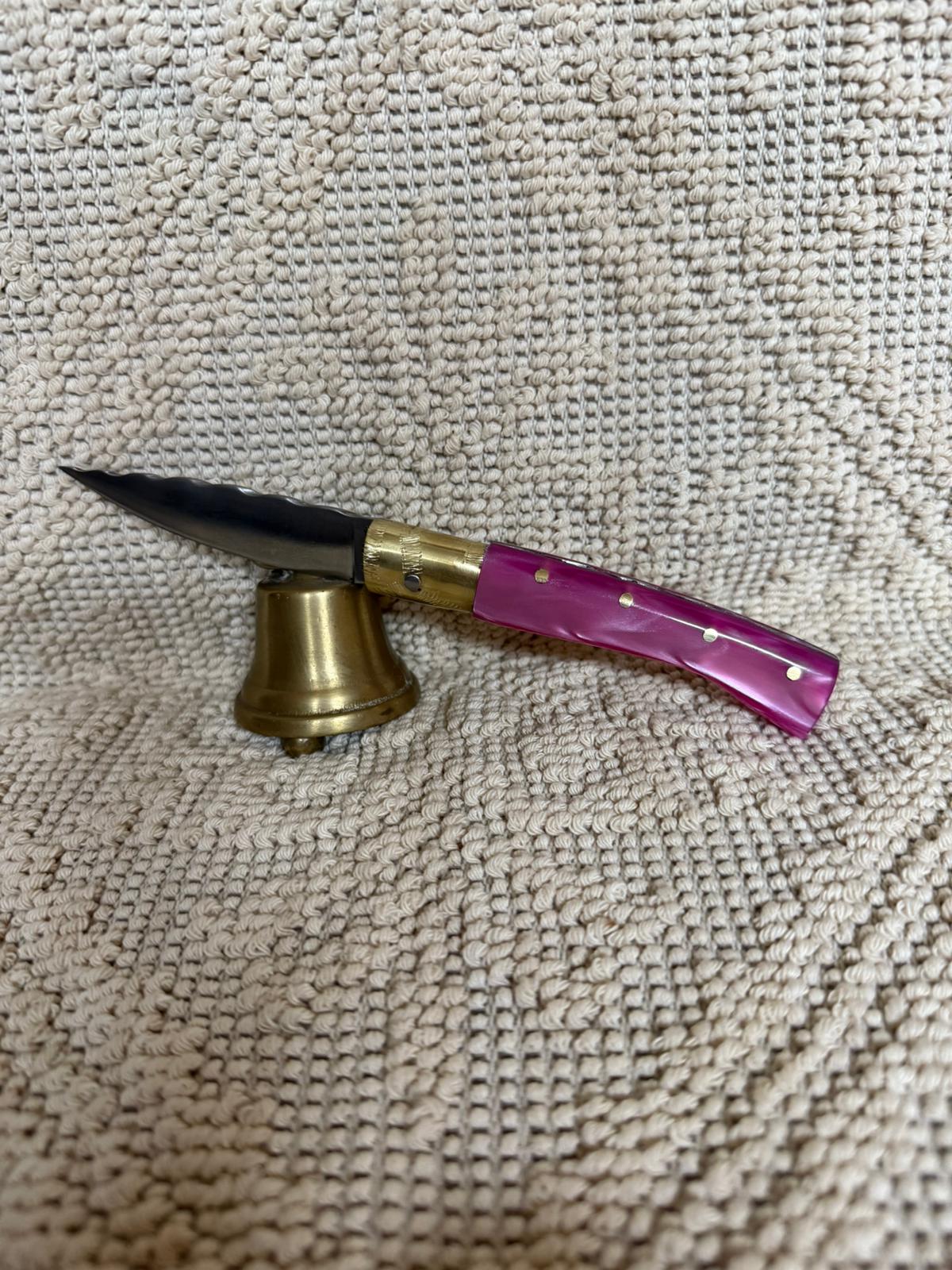 Coltello pattadese con anima decorata lama decorata 8,5 CM  impugnatura in kirinite rosa.