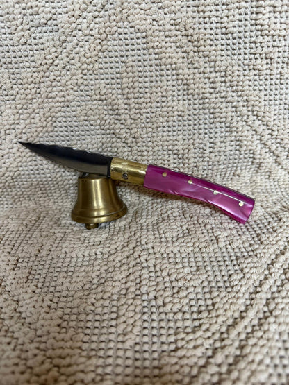 Coltello pattadese con anima decorata lama decorata 8,5 CM  impugnatura in kirinite rosa.