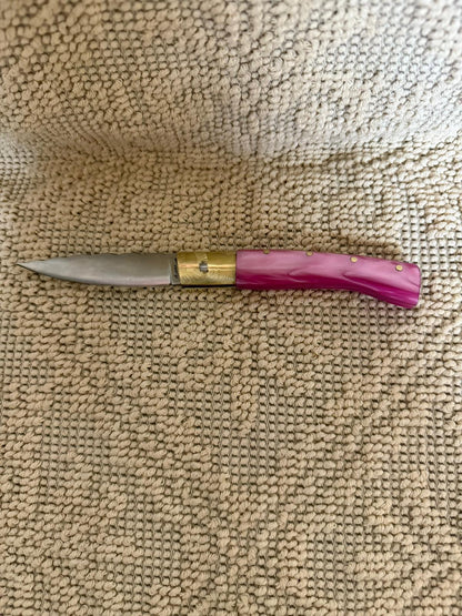 Coltello pattadese con anima decorata lama decorata 8,5 CM  impugnatura in kirinite rosa.