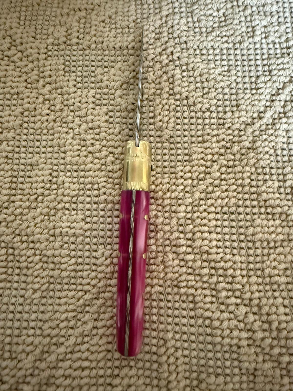 Coltello pattadese con anima decorata lama decorata 8,5 CM  impugnatura in kirinite rosa.