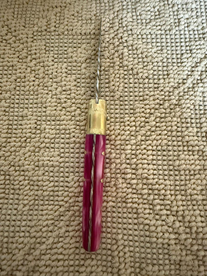 Coltello pattadese con anima decorata lama decorata 8,5 CM  impugnatura in kirinite rosa.