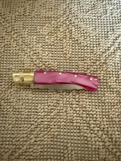 Coltello pattadese con anima decorata lama decorata 8,5 CM  impugnatura in kirinite rosa.
