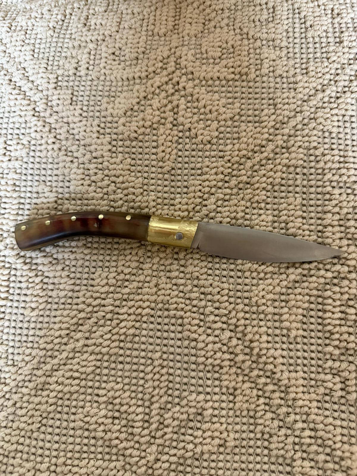 Coltello pattadese con anima, lama  9,5 CM ,impugnatura in corno  di muflone.